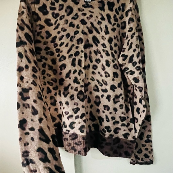 100% Cashmere Leopard Print Sweater. Never worn. Size XL, Large works too! - Picture 3 of 4